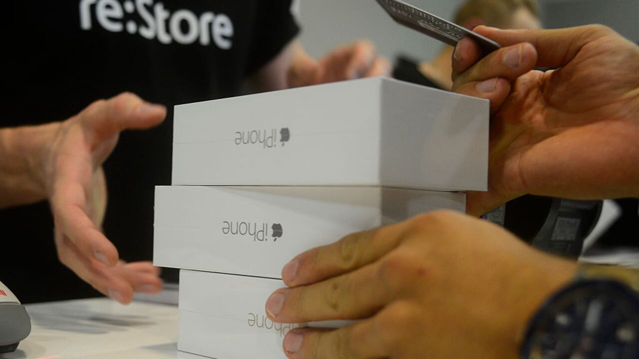 La política de obsolescencia de Apple ha llevado a los usuarios a cuestionar la sostenibilidad y la ética detrás del ciclo de vida de los dispositivos iPhone.