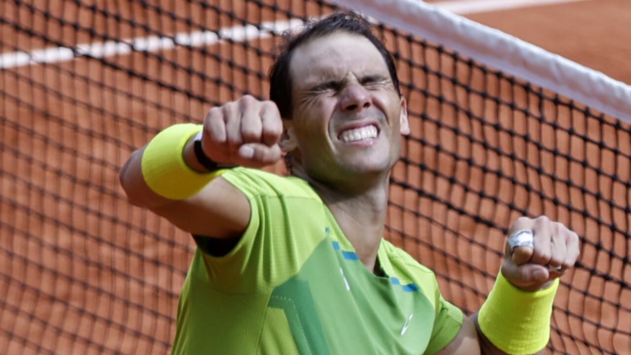 Rafael Nadal celebra tras vencer a Casper Ruud en la final del Abierto de Francia, el domingo 5 de junio de 2022 en París. (AP/Jean-Francois Badias)