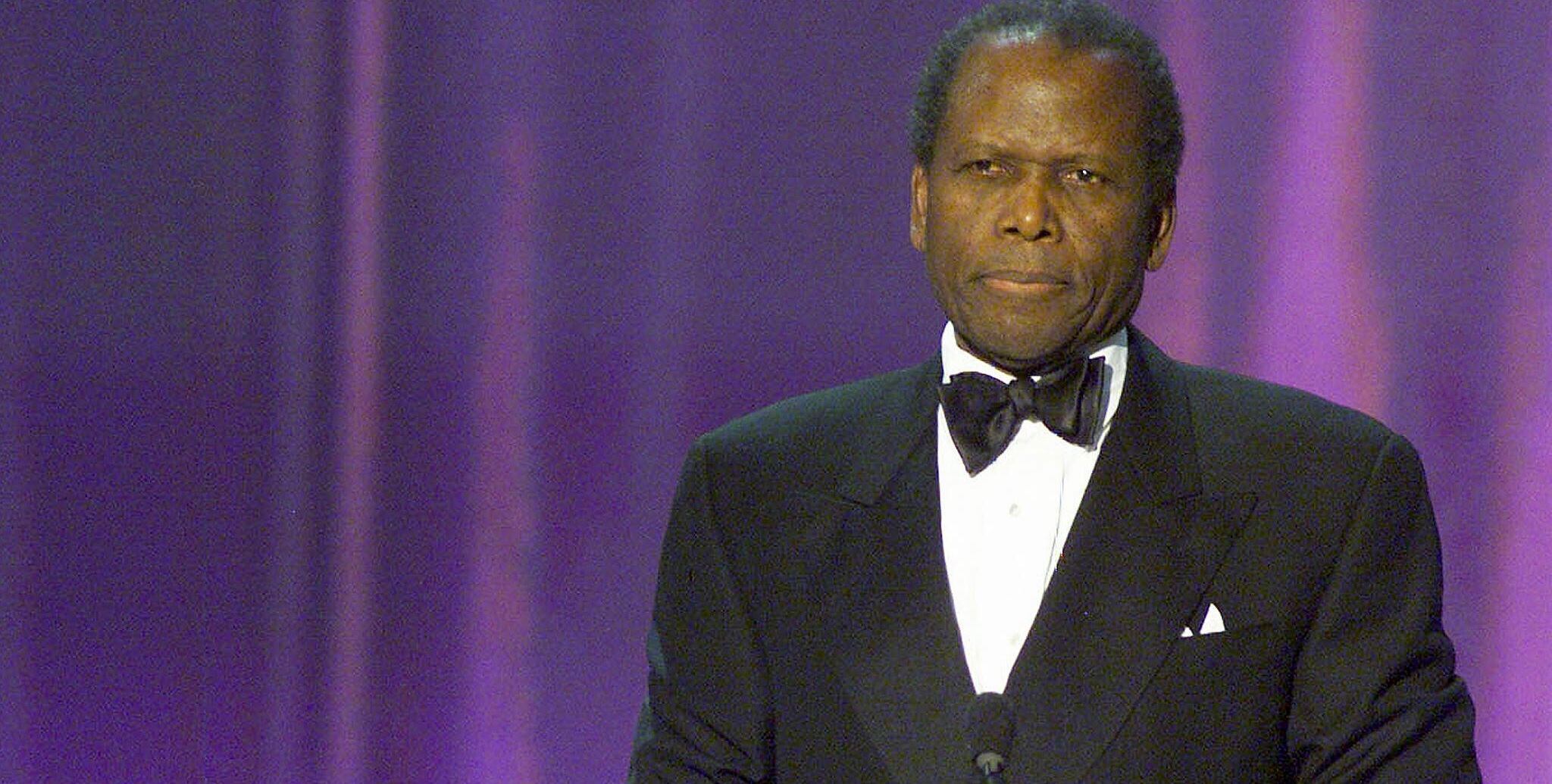 (ARCHIVOS) En esta foto de archivo tomada el 11 de marzo de 2000, el actor estadounidense Sidney Poitier recibe una ovación de pie al recibir el Life Achievement Award en la Sexta edición anual de los Screen Actors Guild Awards en Los Ángeles. - Sidney Poitier, la primera gran estrella de cine negra de Hollywood, ha muerto, dijo el viceprimer ministro de las Bahamas el 7 de enero de 2022. Poitier, que tenía la doble nacionalidad estadounidense y bahameña, era "un icono, un héroe, un mentor, un luchador, un tesoro nacional ", dijo el viceprimer ministro Chester Cooper en su página oficial de Facebook. (Foto de LUCY NICHOLSON / AFP) - Foto: AFP