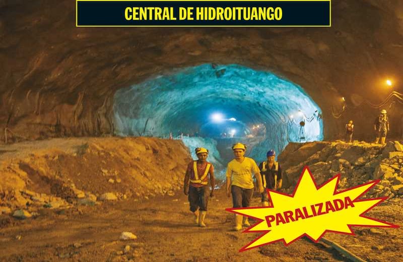  EN LA CRESTA DE LA OLA El petróleo llegó a representar el 60 por ciento de las exportaciones y bajó al 30 por ciento. RECURSOS NECESARIOS Los aportes del sector petrolero al país y a las regiones son fundamentales. Las regalías han permitido financiar muchas obras. Estos ingresos se han caído por la crisis del petróleo. Las obras de una carretera, pensada para facilitar la entrada al sitio de presa, fueron suspendidas por una decisión de la Anla. Temen retrasos en esta importante central hidroeléctrica.