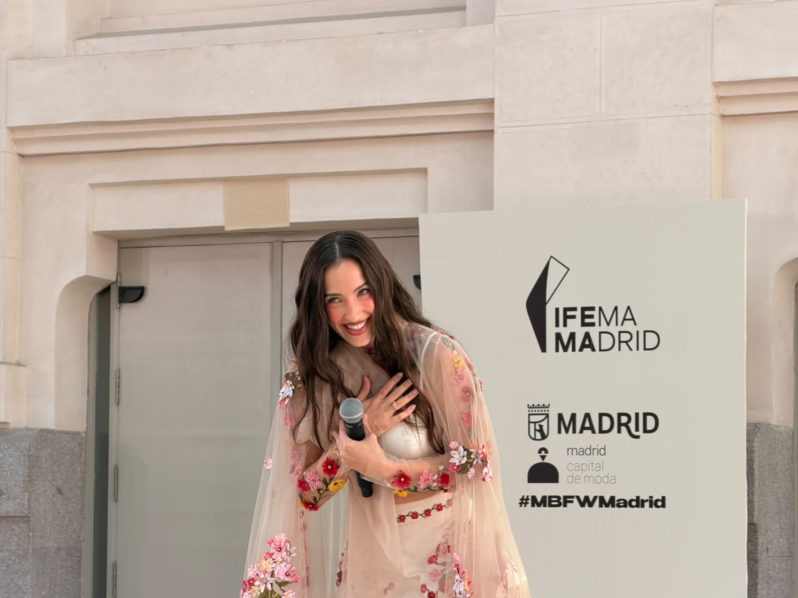 La artista Aria Vega canto en vivo en la pasarela de Agua by Agua Bendita en la galería de cristal en el Palacio de Cristal en la Mercedes Benz Fashion Week Madrid.