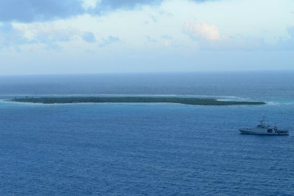 Al caer la noche, otros a bordo saltaron del bote e intentaron vadear hasta la orilla, 