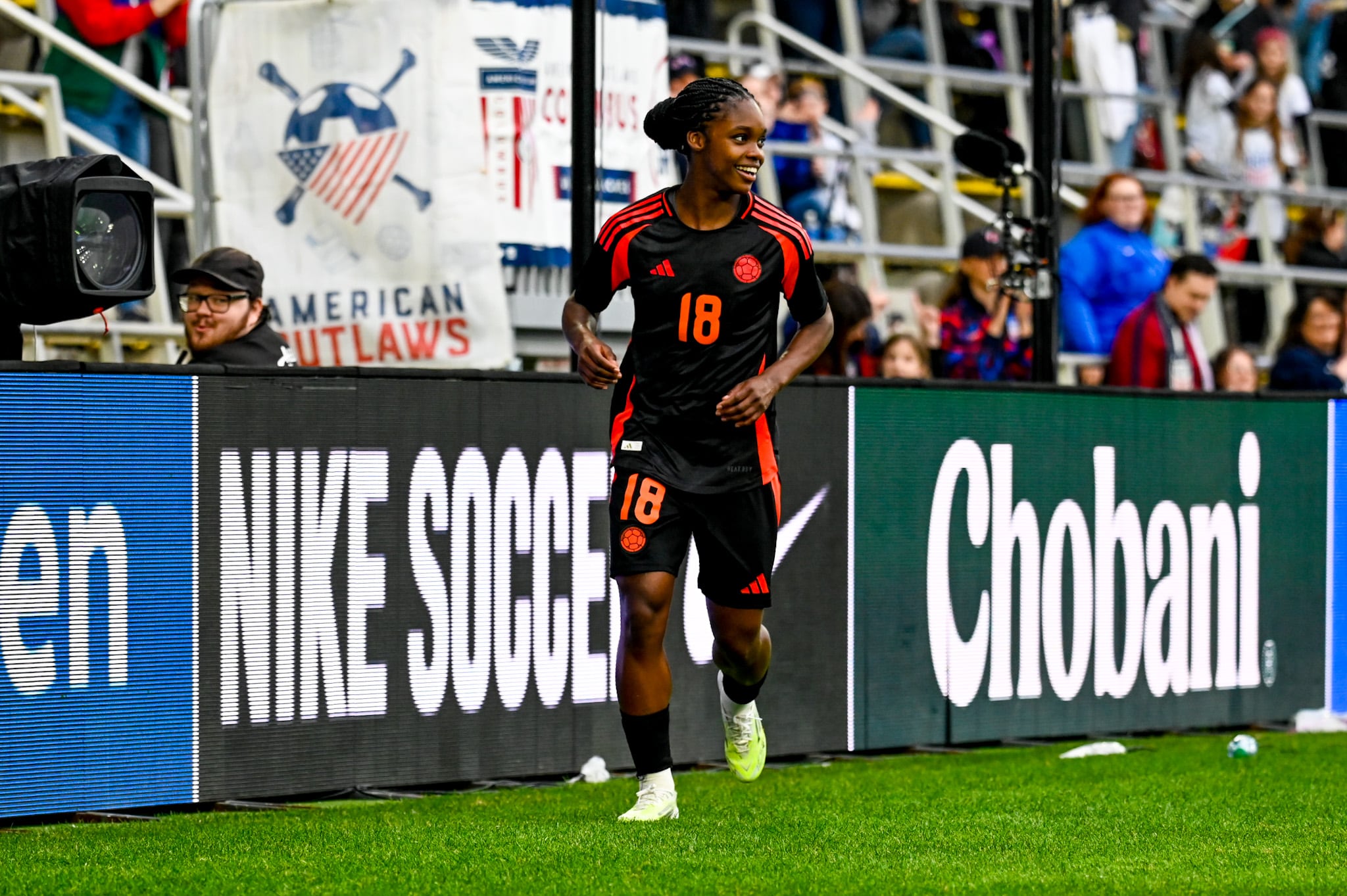 Linda Caicedo celebra tras marcar su gol en el partido entre Colombia y Argentina en la She Believes Cup 2026.
