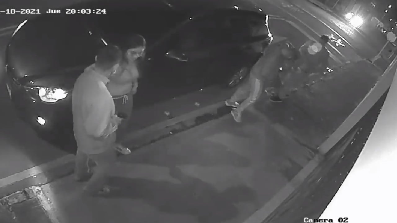 Momento en el que una cámara de seguridad captó el momento de un hurto en el barrio Modelo Norte de Bogotá.