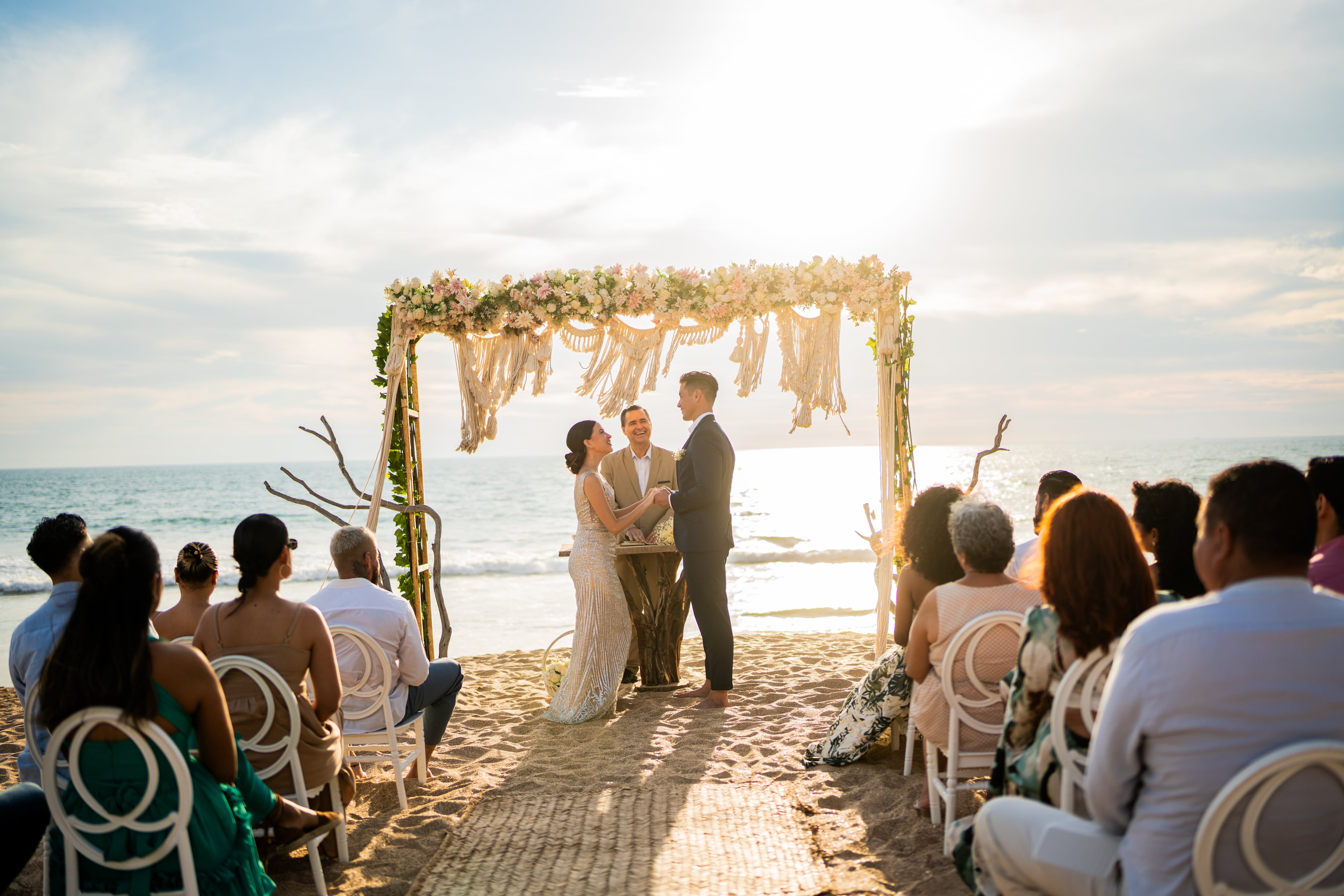 Pareja celebrando su matrimonio en la playa.