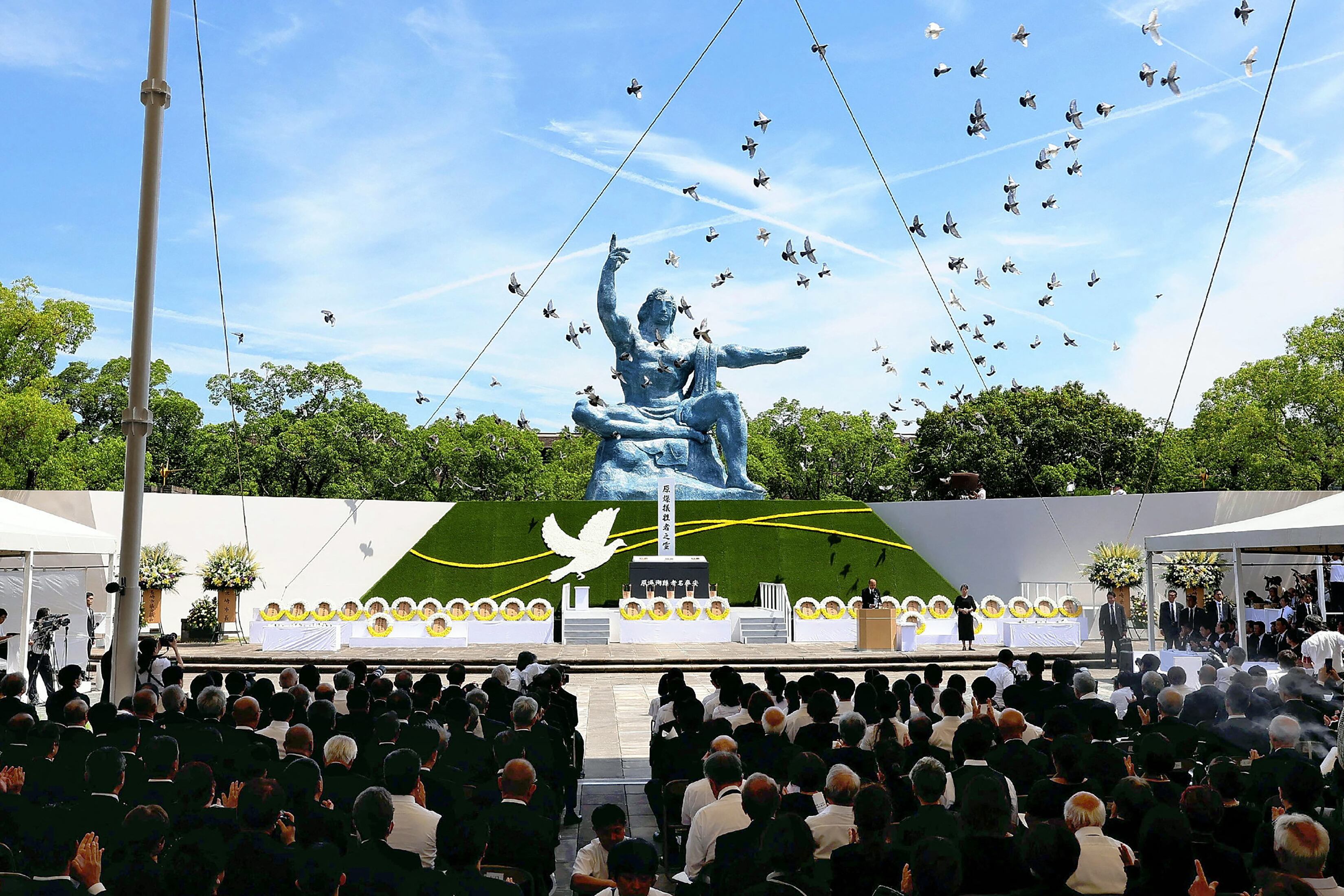 Se liberan palomas durante una ceremonia de oración por la paz en el Parque de la Paz de Nagasaki el 9 de agosto de 2024, durante las ceremonias para conmemorar el 79.º aniversario del bombardeo atómico de la ciudad. (Foto de JAPAN POOL / JIJI Press / AFP) / Japón FUERA
