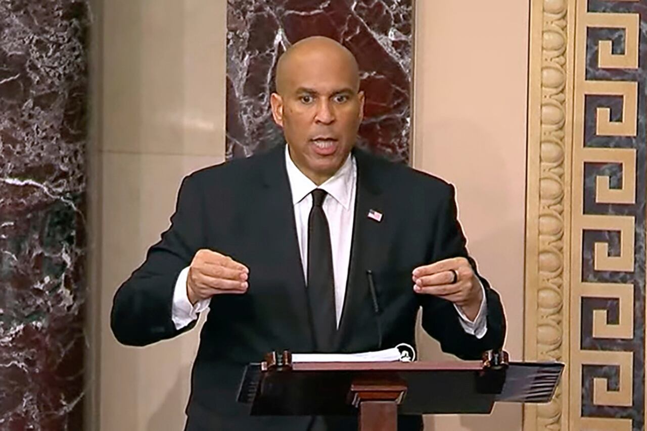 En esta imagen proporcionada por Senate Television, el senador Cory Booker, demócrata por Nueva Jersey, habla en el pleno del Senado, el martes 1 de abril de 2025 por la mañana. (Senate Television vía AP)