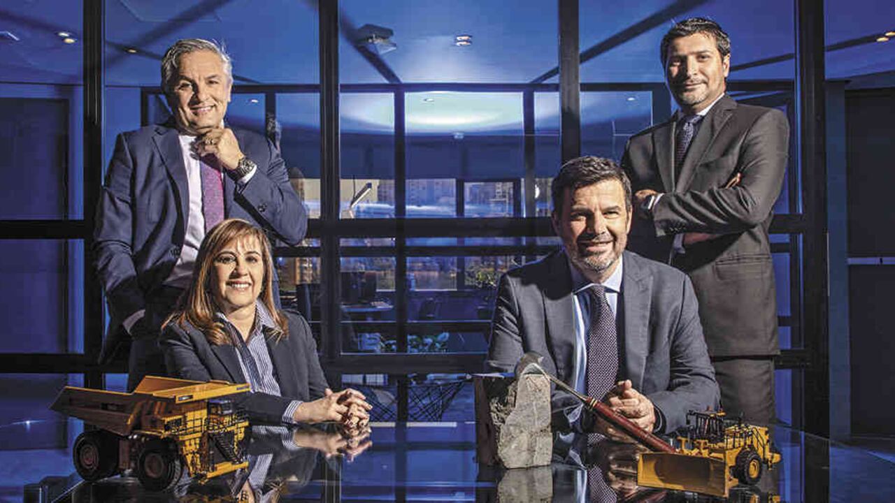 De izquierda a derecha: Eduardo Flores Zelaya, vicepresidente de desarrollo y estrategia; Santiago Cardona Múnera, vicepresidente; María Victoria Calle Espinal, vicepresidente financiera y administrativa; Andrés Restrepo Isaza, presidente.