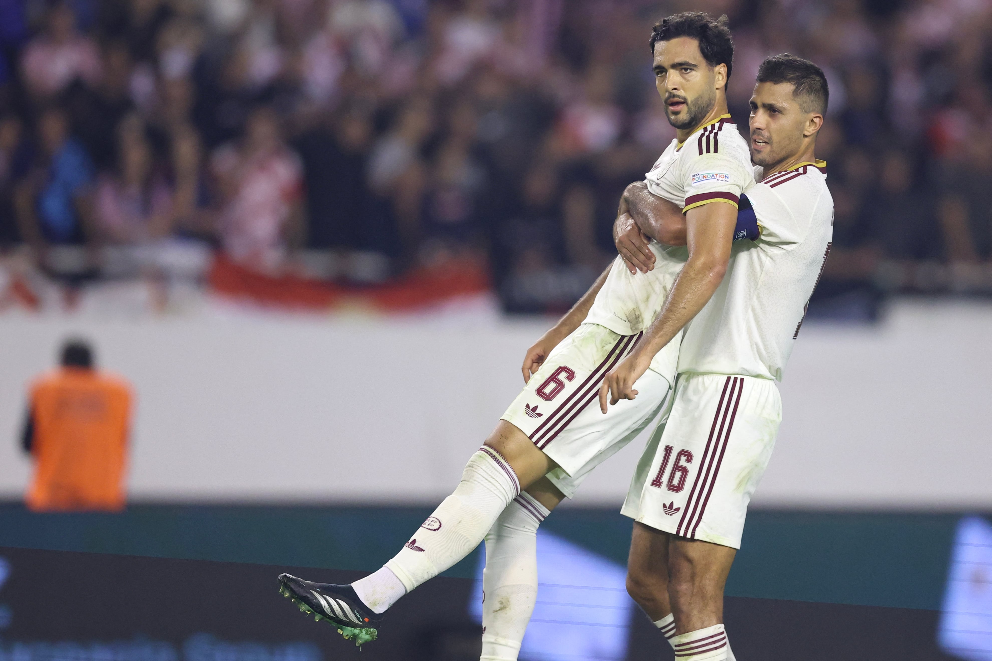 Mikel Merino con Rodri