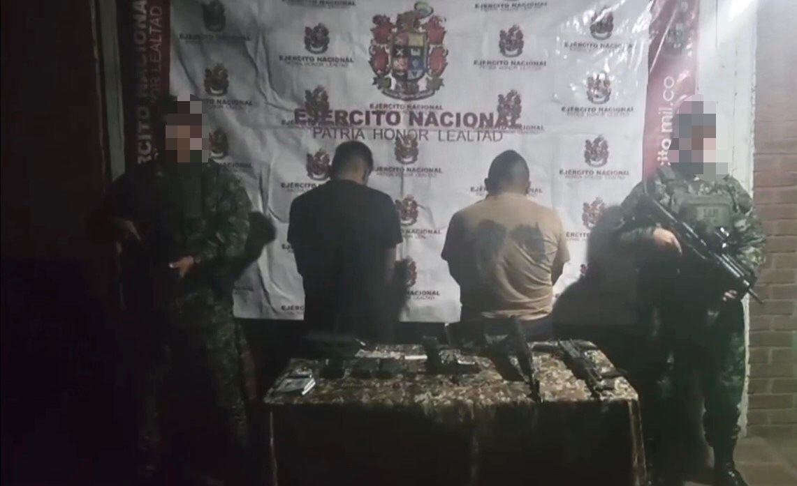 Durante el procedimiento, las autoridades incautaron dos fusiles AK-47, una pistola, varios proveedores para armamento de corto y largo alcance.