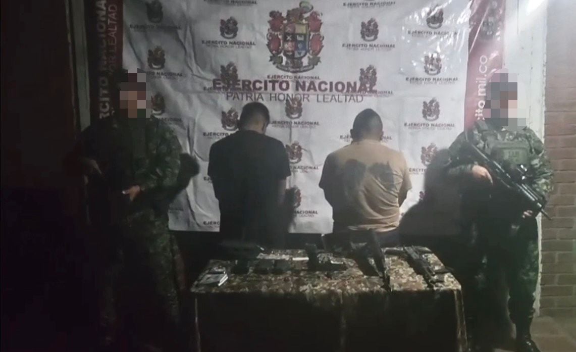 Durante el procedimiento, las autoridades incautaron dos fusiles AK-47, una pistola, varios proveedores para armamento de corto y largo alcance.