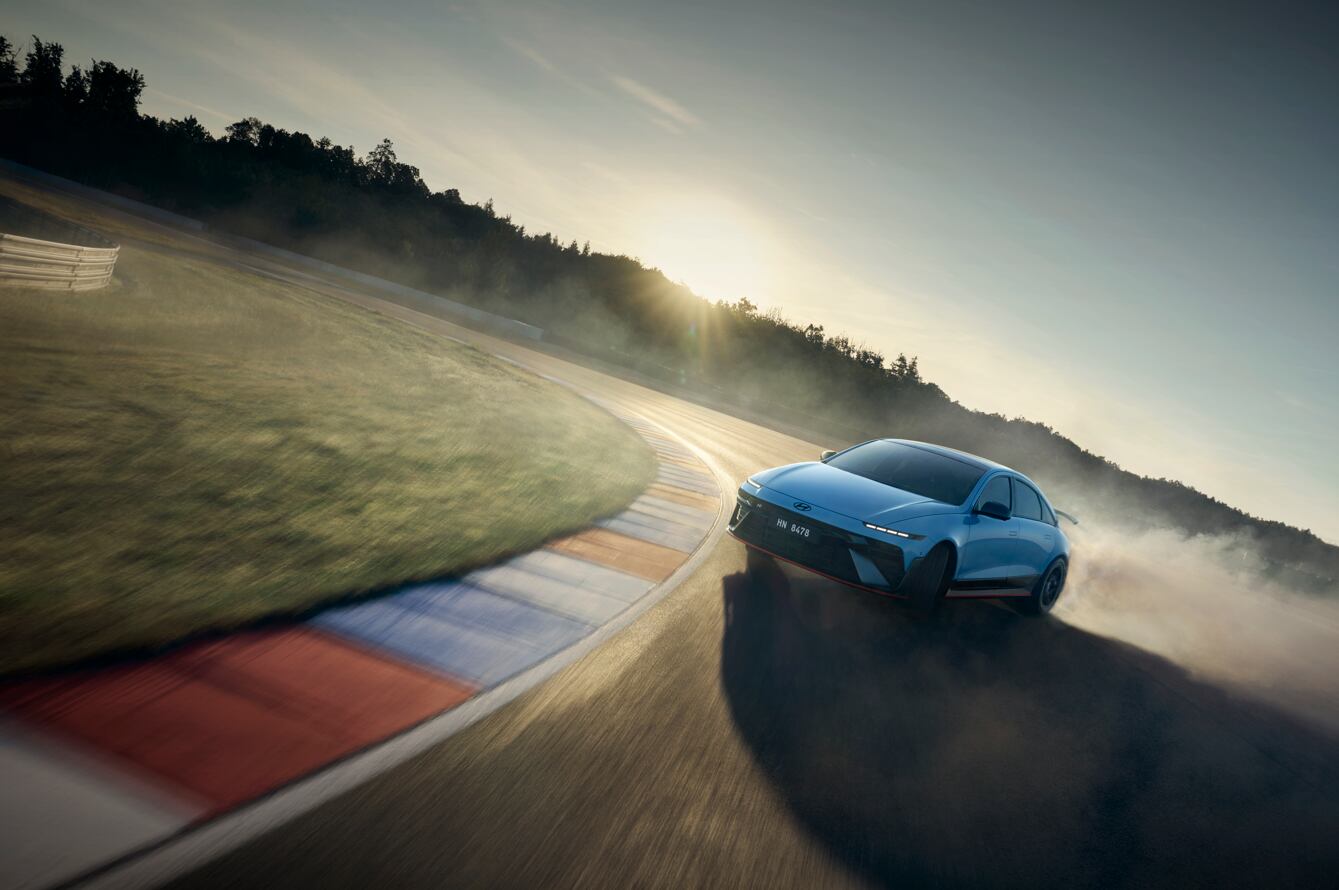 El Hyundai IONIQ 6 N debutó en el Festival de Velocidad de Goodwood, marcando un nuevo referente en los vehículos eléctricos de alto desempeño.