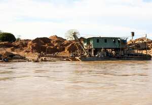 Remedios, Segovia y otros pueblos del nordeste de Antioquia han cambiado de lugar varias veces desde su fundación. Van detrás de las dragas y las bonanzas.