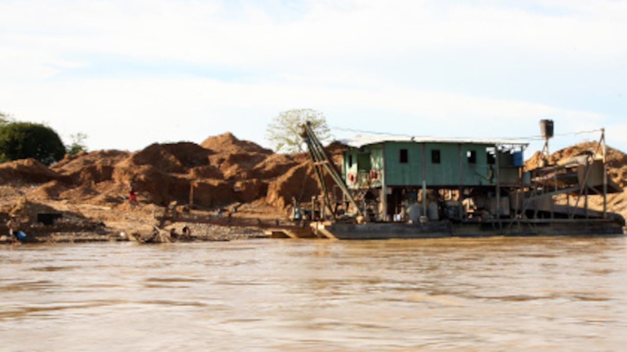 Remedios, Segovia y otros pueblos del nordeste de Antioquia han cambiado de lugar varias veces desde su fundación. Van detrás de las dragas y las bonanzas.