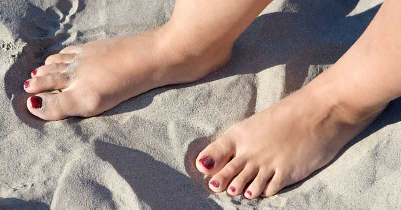 Los podólogos tratar las lesiones en los pies tales como los callos. 