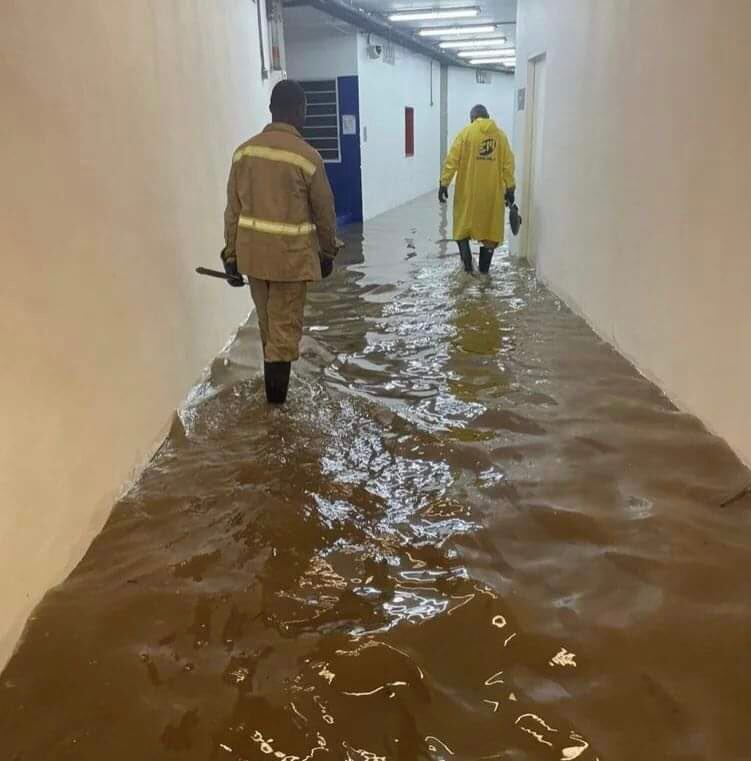 Coliseo El Pueblo vivió una emergencia tras inundarse por las fuertes lluvias registradas el pasado sábado, 18 de junio.