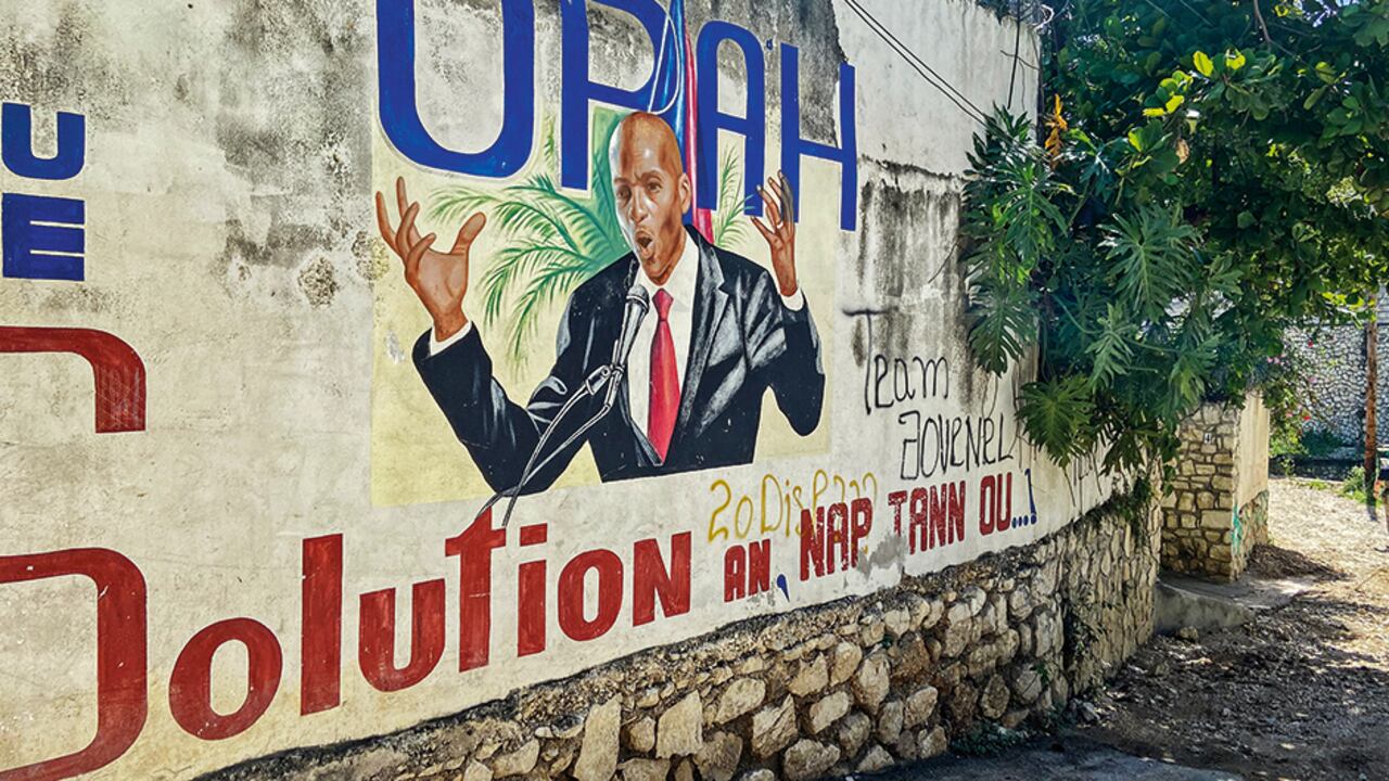 Los colombianos pasaron junto al grafiti con la imagen de su víctima, pintado en un muro frente a la residencia presidencial, antes de ingresar a la casa.