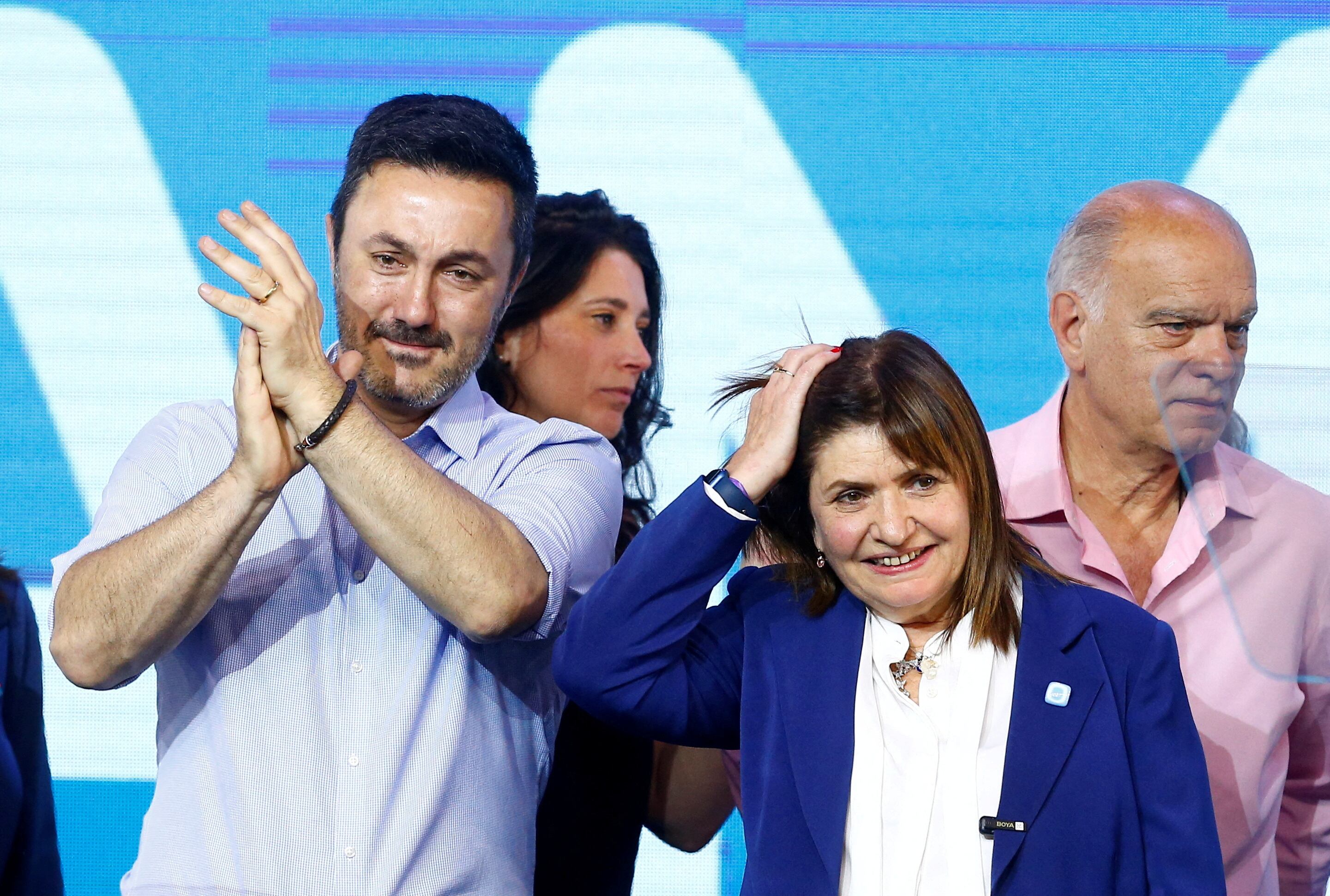 La candidata presidencial de Argentina, Patricia Bullrich, mira mientras el candidato vicepresidente Luis Petri hace gestos junto a ella, durante las elecciones presidenciales de Argentina