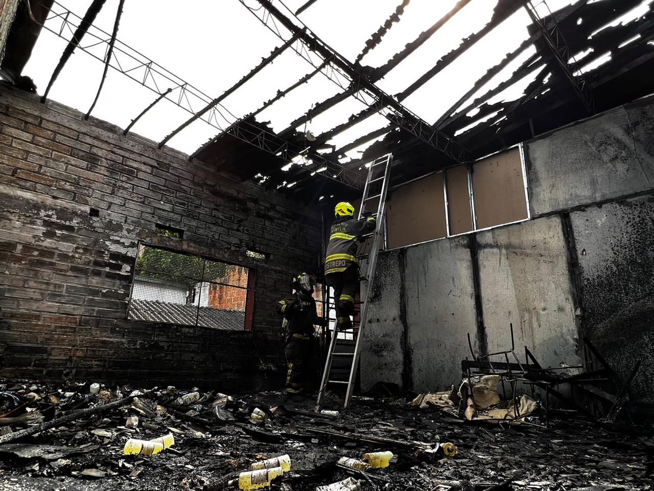 Ocho unidades del Cuerpo Oficial de Bomberos Medellín atendieron incendio estructural en el Centro Pastoral Santo Sepulcro.