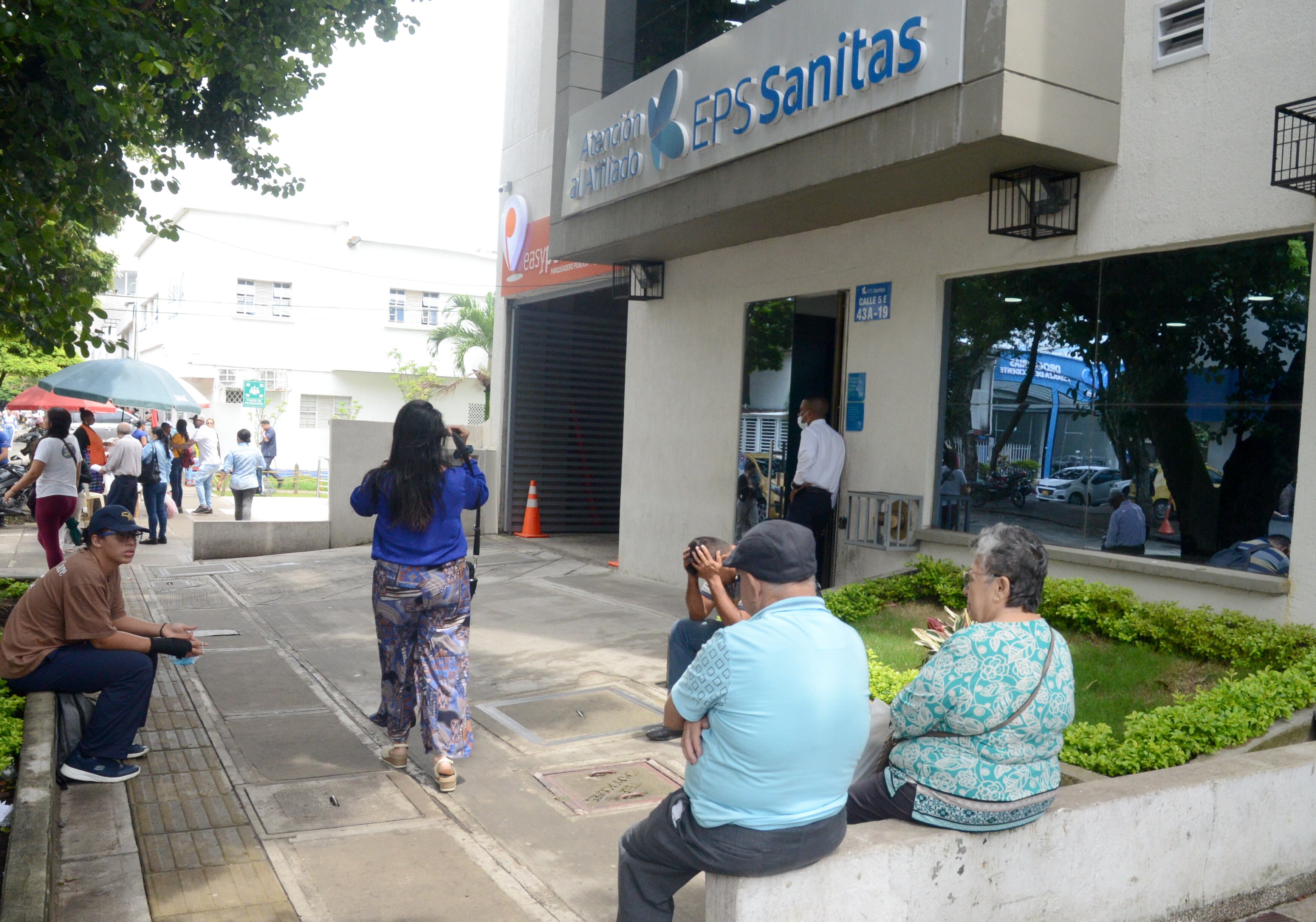 Cali: Desde el 15 de noviembre dejara de suministrar medicamentos a miles de usuarios de Sanitas debido a una millonaria deuda por parte de la EPS, ha generado preocupación en el país por parte de los afiliados. foto José L Guzmán. El País oct 31-23