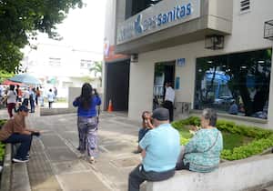 Cali: Desde el 15 de noviembre dejara de suministrar medicamentos a miles de usuarios de Sanitas debido a una millonaria deuda por parte de la EPS, ha generado preocupación en el país por parte de los afiliados. foto José L Guzmán. El País oct 31-23