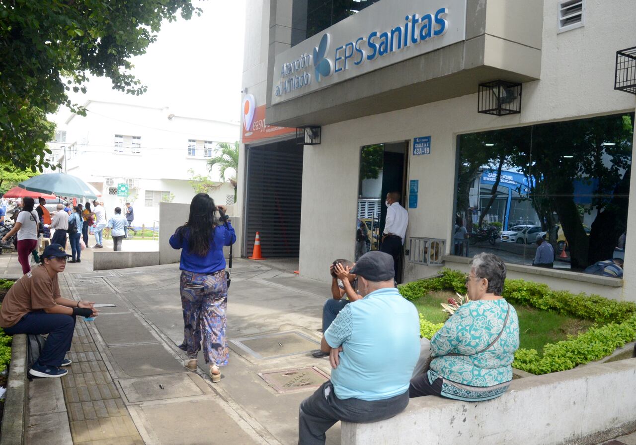 Cali: Desde el 15 de noviembre dejara de suministrar medicamentos a miles de usuarios de Sanitas debido a una millonaria deuda por parte de la EPS, ha generado preocupación en el país por parte de los afiliados. foto José L Guzmán. El País oct 31-23