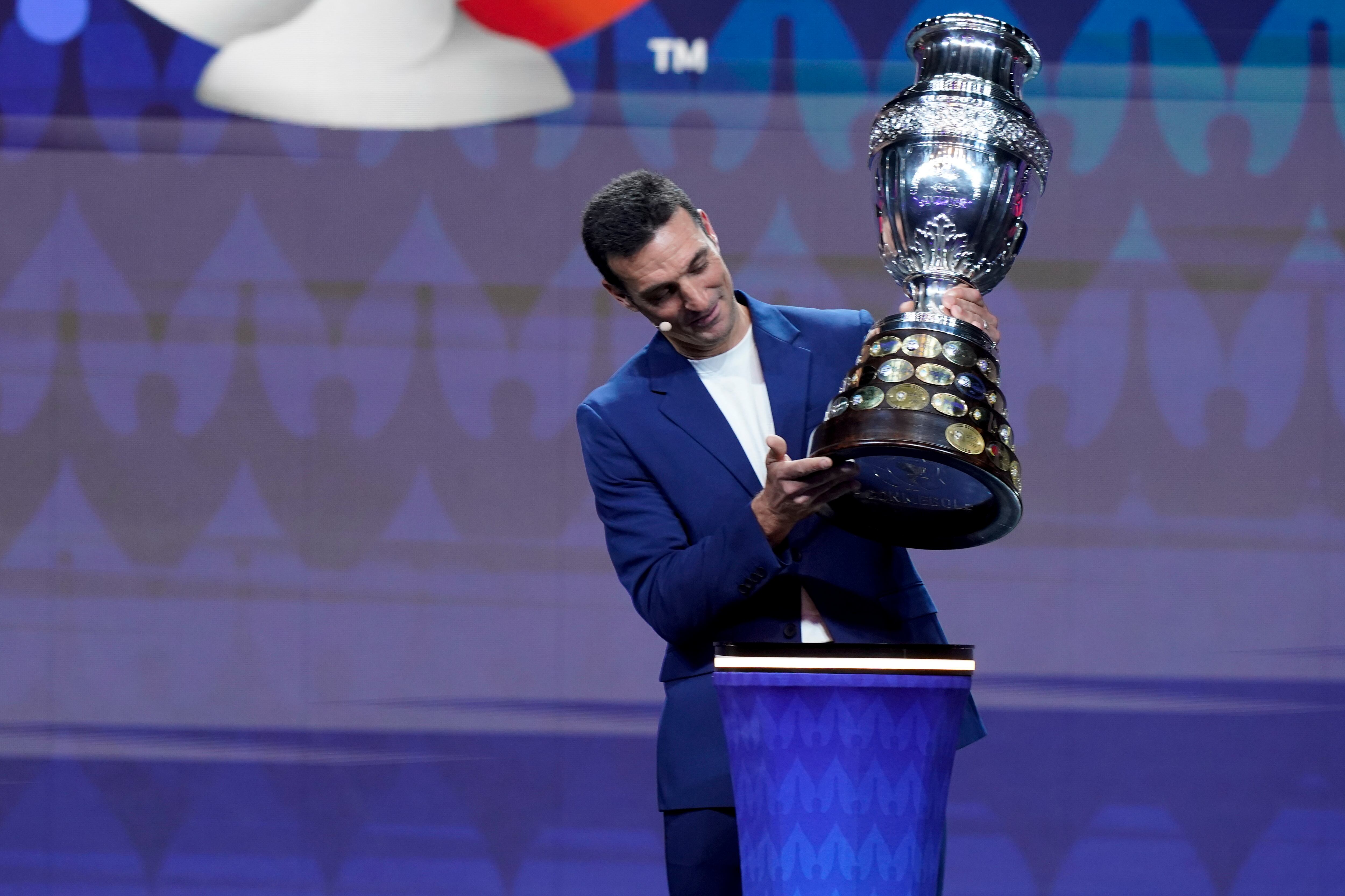 El entrenador de fútbol de Argentina, Lionel Scaloni, lleva el trofeo de la Copa América durante la ceremonia del sorteo del torneo de fútbol Copa América, el jueves 7 de diciembre de 2023, en Miami. El torneo de 16 naciones se jugará en 14 ciudades de Estados Unidos comenzando con el primer partido de Argentina en Atlanta el 20 de junio de 2024. (Foto AP/Lynne Sladky)