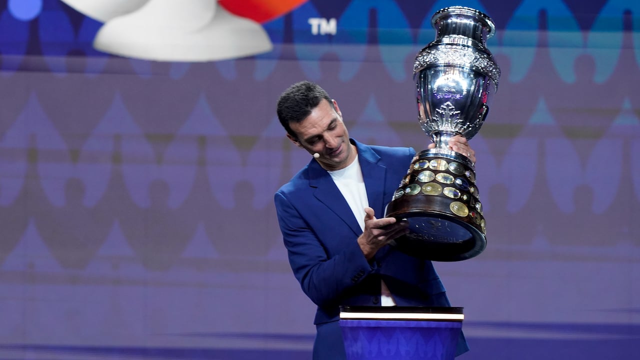 El entrenador de fútbol de Argentina, Lionel Scaloni, lleva el trofeo de la Copa América durante la ceremonia del sorteo del torneo de fútbol Copa América, el jueves 7 de diciembre de 2023, en Miami. El torneo de 16 naciones se jugará en 14 ciudades de Estados Unidos comenzando con el primer partido de Argentina en Atlanta el 20 de junio de 2024. (Foto AP/Lynne Sladky)