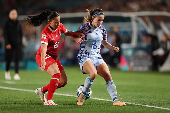 Aitana Bonmatí marcó dos goles y brindó dos asistencias en la goleada de España 5-1 del sábado contra Suiza que le dio la histórica clasificación a cuartos de final en el Mundial femenino.