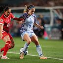Aitana Bonmati de España y Meriame Terchoun de Suiza compiten por el balón durante el partido de octavos de final de la Copa Mundial Femenina de la FIFA Australia y Nueva Zelanda 2023 entre Suiza y España en Eden Park el 5 de agosto de 2023 en Auckland , Nueva Zelanda. (Foto de Phil Walter/Getty Images)