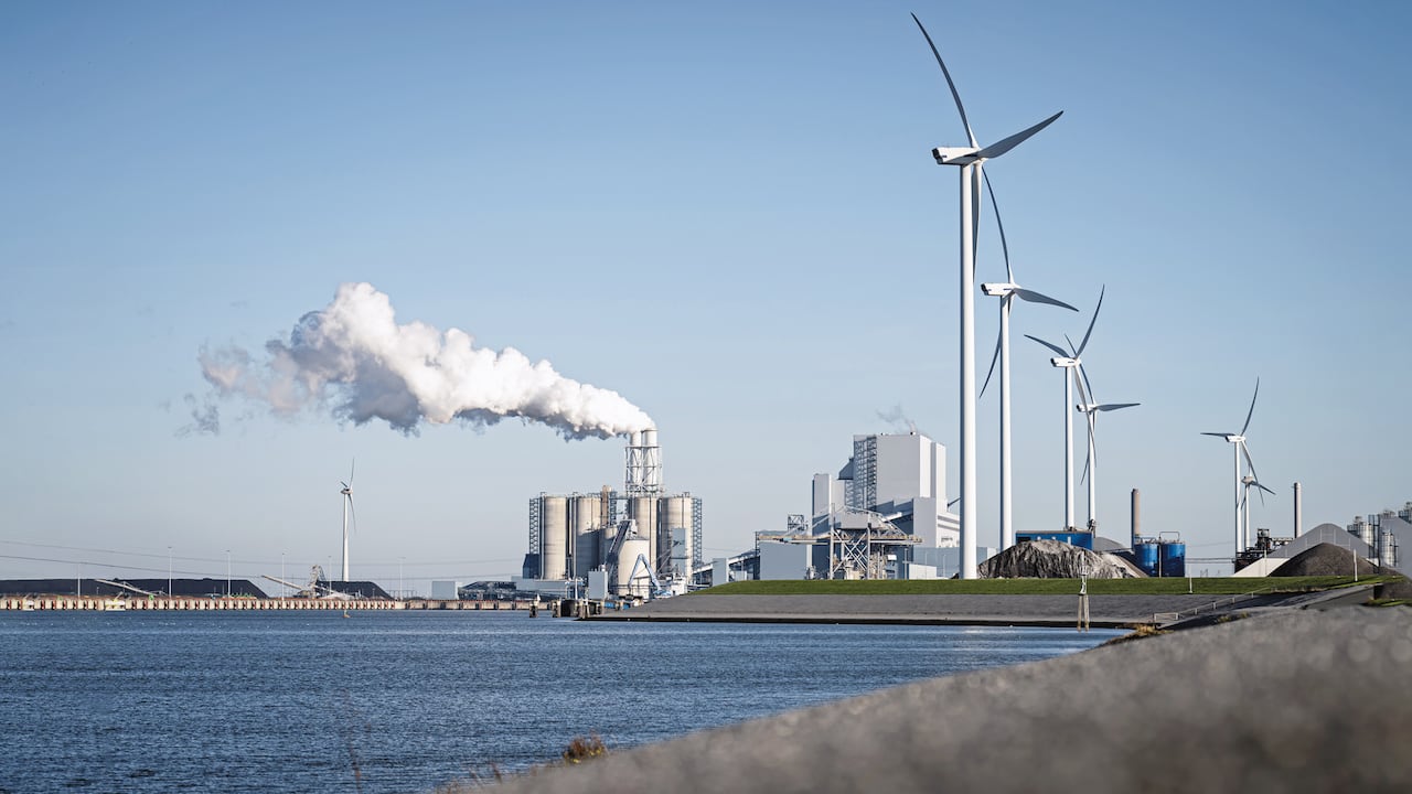 En Emshaven, un puerto marítimo de la provincia de Groningen (Países Bajos), se creó una central eléctrica de combustible fósil (carbón) y turbinas eólicas.