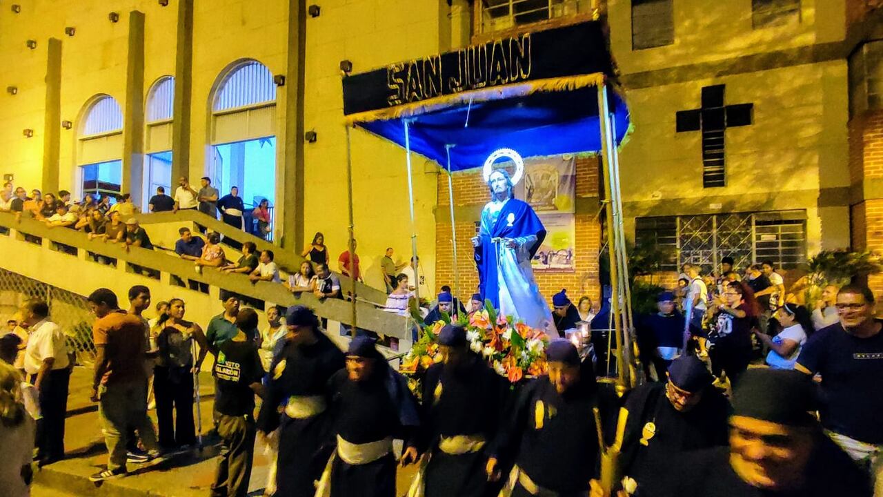Procesión de jueves Santo en el barrio colseguros Cali