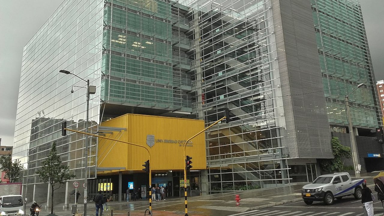 Universidad Católica de Colombia en alerta por presunto explosivo.