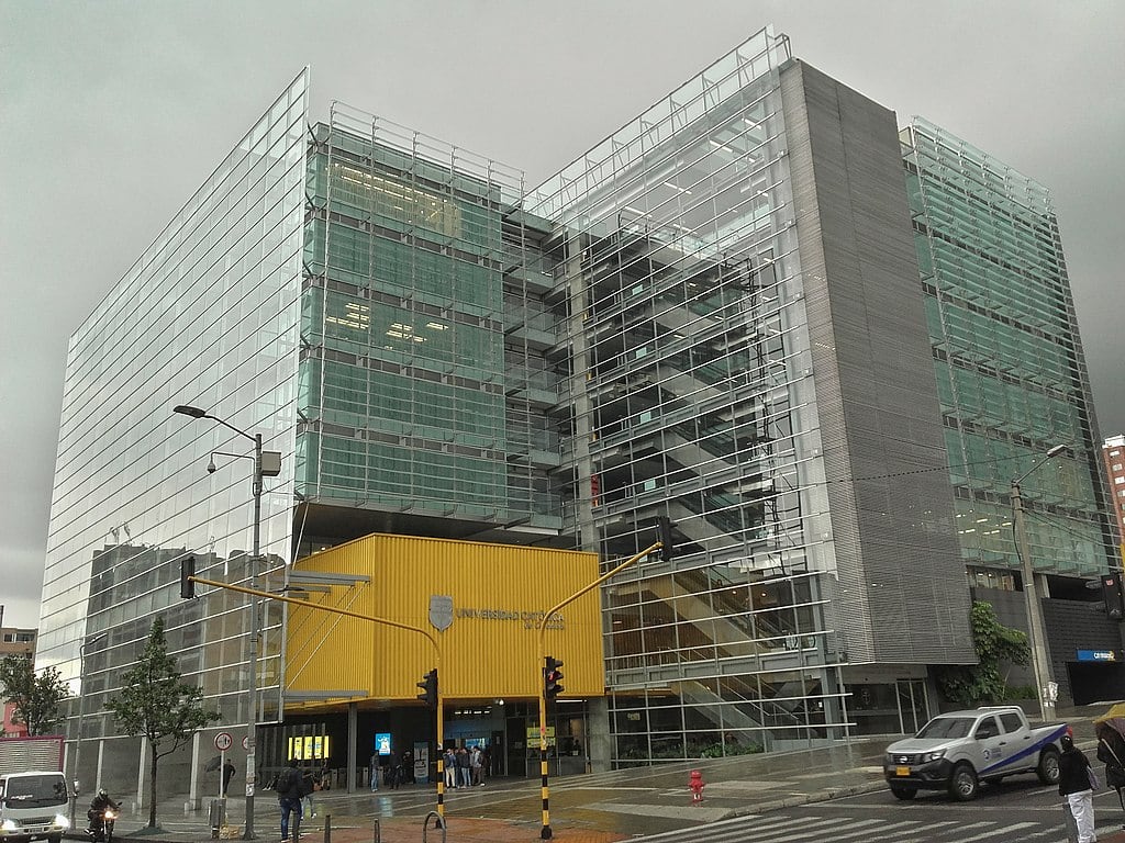 Universidad Católica de Colombia en alerta por presunto explosivo.