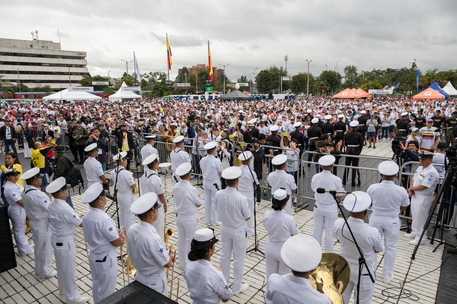 El ministro pretendía pronunciar algunas palabras, pero fue interrumpido.