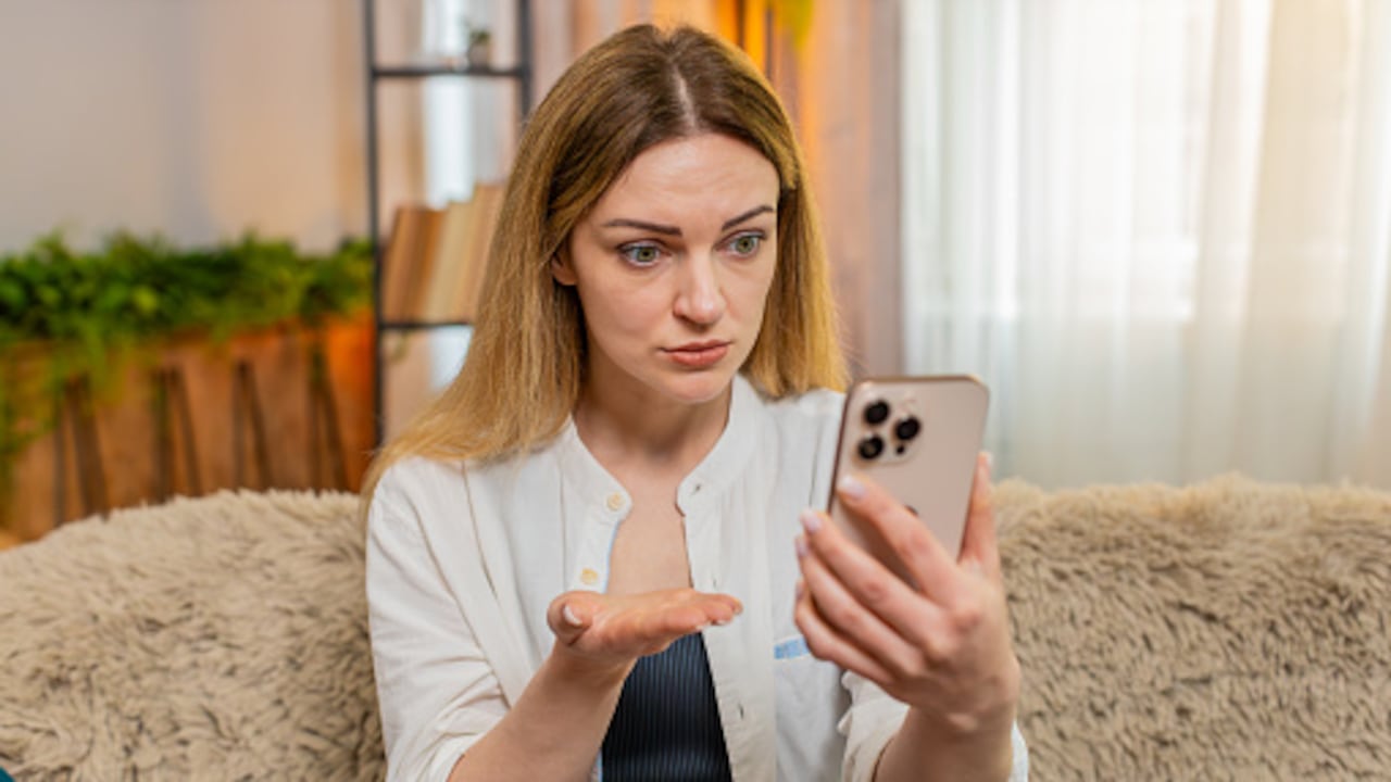 Si estos indicadores aparecen sin motivo y todas las apps están cerradas, podría tratarse de una señal clara de que el teléfono está siendo vigilado.