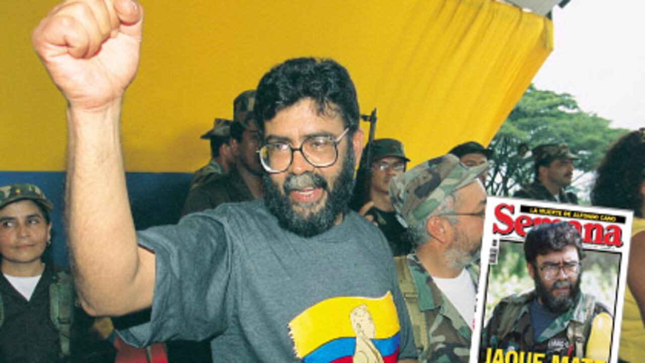 Alfonso Cano junto a Raúl Reyes en tiempos de los diálogos de paz en el Caguán, a comienzos de los años 2000.