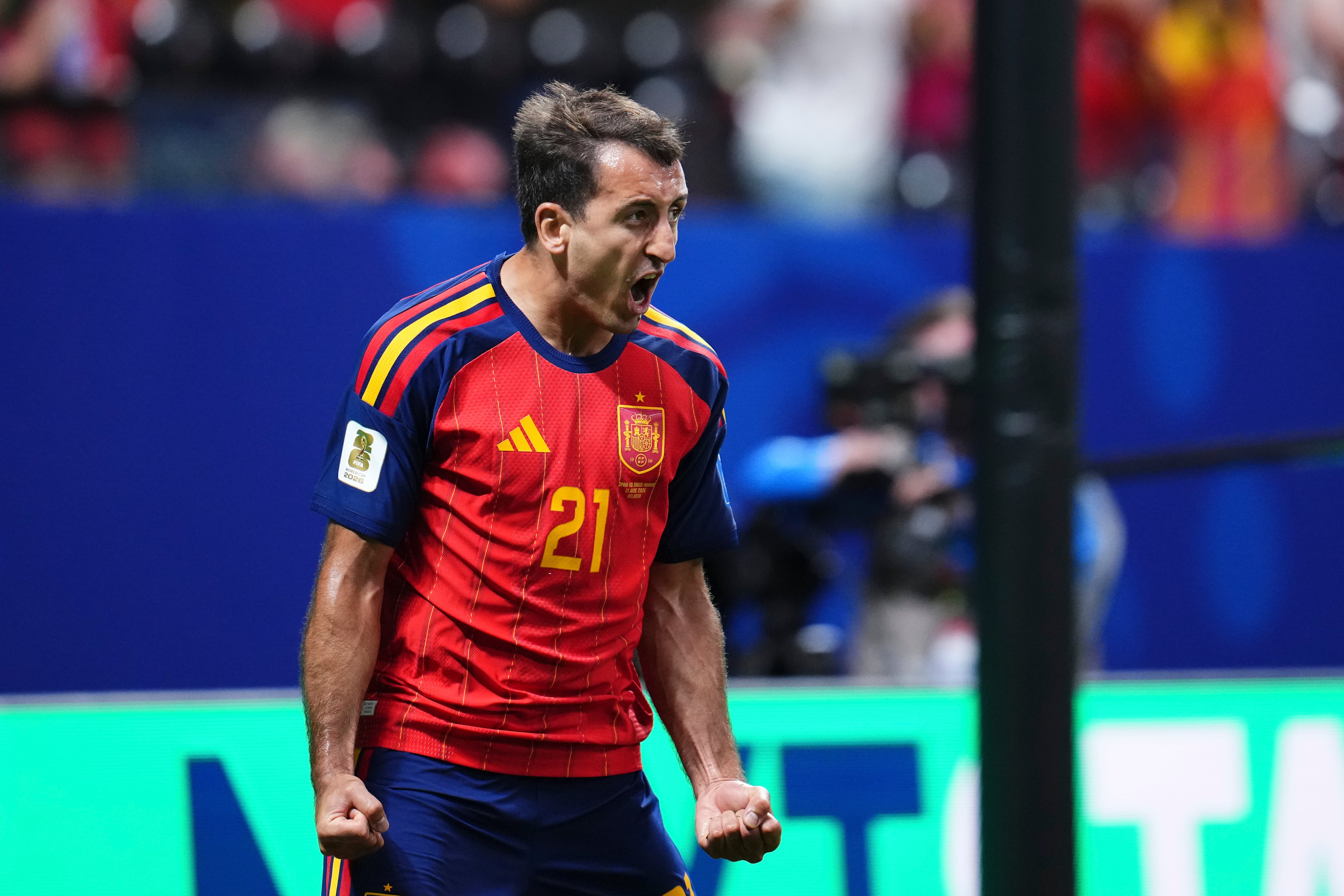Mikel Oyarzabal celebra ante Arabia Saudita.