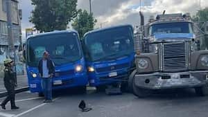 Choque de SITP con camión en Bogotá