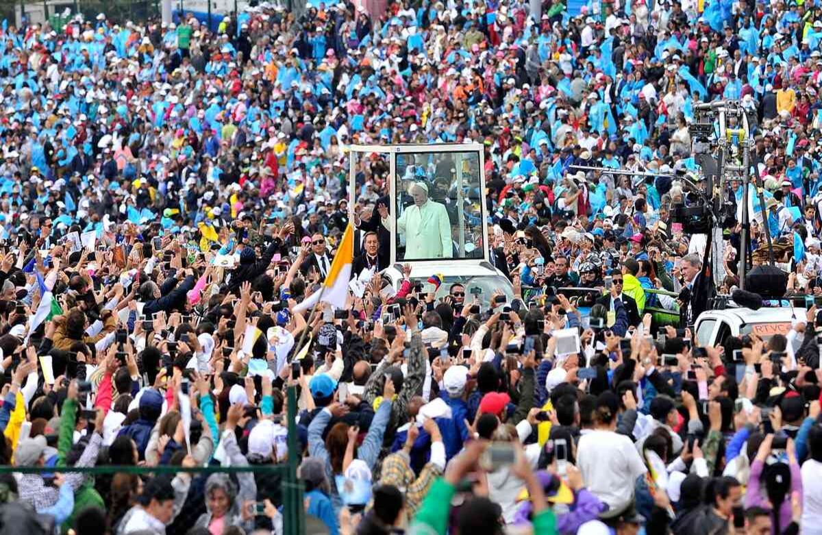 Más de un millón de personas asistieron a la misa del papa en el Parque Simón Bolívar. Su paso en el papamóvil estuvo lleno de emoción. Carlos Julio Martínez / SEMANA