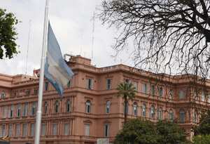 La bandera de Argentina es vista hoy, miércoles 27 de octubre de 2010, a media asta en la Casa Rosada de la ciudad de Buenos Aires (Argentina), en homenaje al ex presidente Néstor Kirchner (2003-2007) que murió a los 60 años en una clínica de la ciudad patagónica de Calafate debido a un ataque cardíaco.