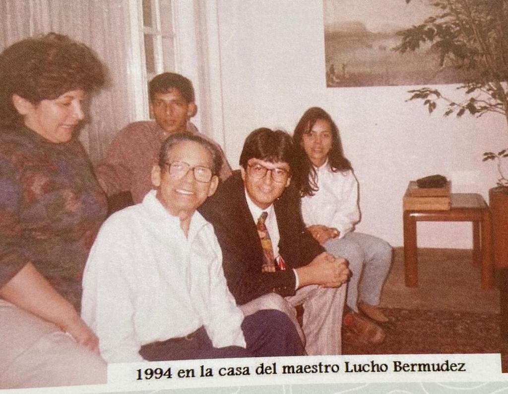 Fernando Lopez, de Codiscos, con el maestro Lucho Bermudez, proponiéndole regrabar estos temas