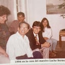 Fernando Lopez, de Codiscos, con el maestro Lucho Bermudez, proponiéndole regrabar estos temas