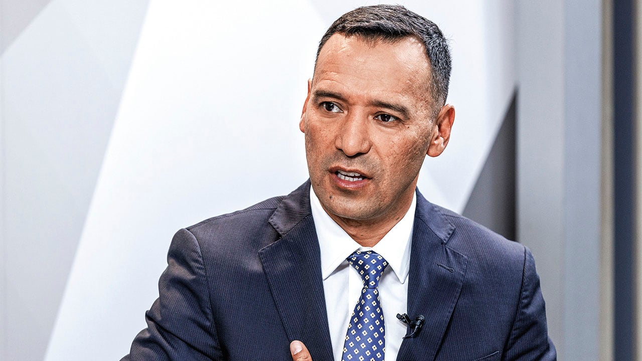 El ministro de Defensa, Pedro Sánchez, administra con varias fichas de Velásquez. 