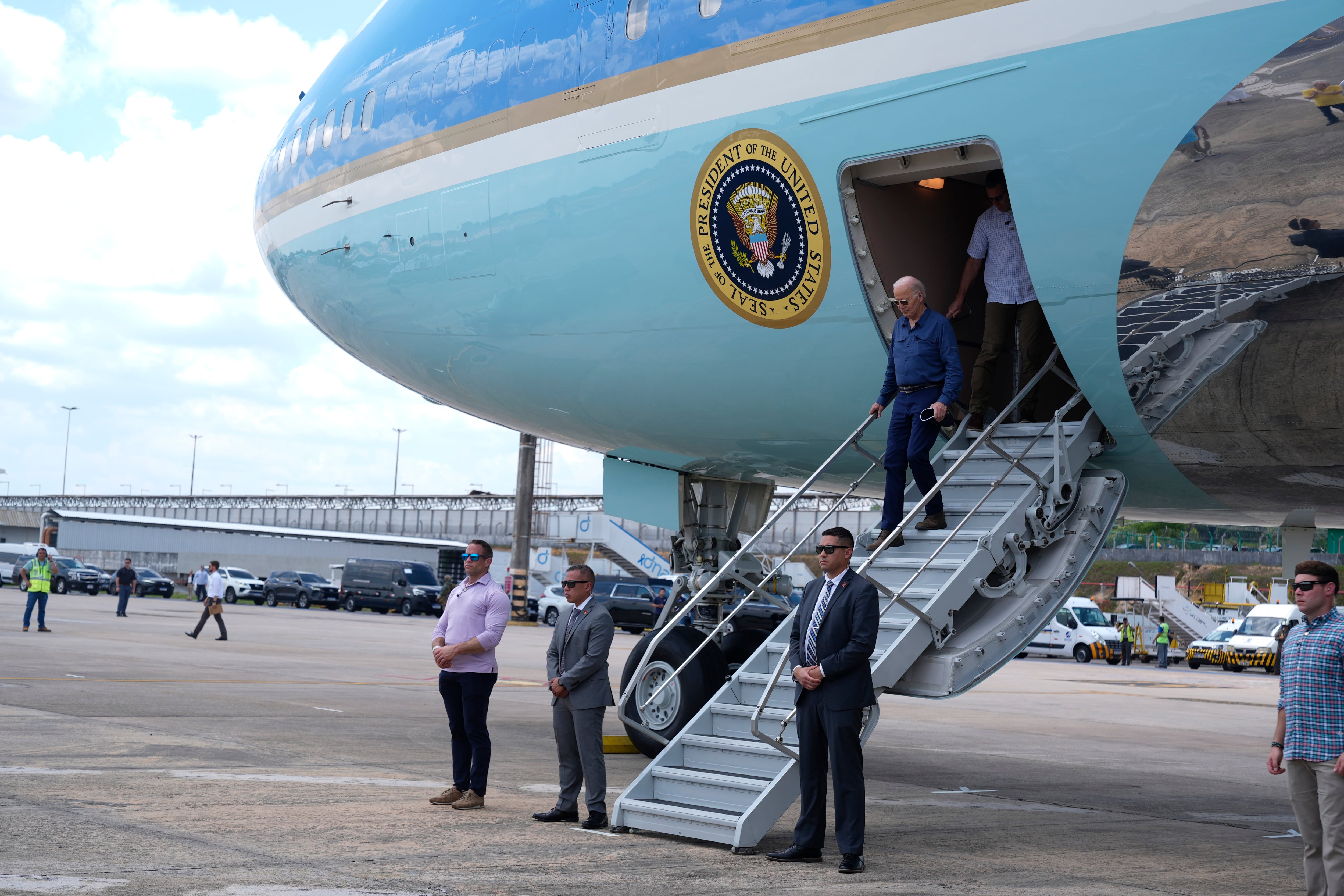 El presidente Joe Biden en el Aeropuerto Internacional en Manaos, Brasil, el domingo 17 de noviembre de 2024. (Foto AP/Manuel Balce Ceneta)