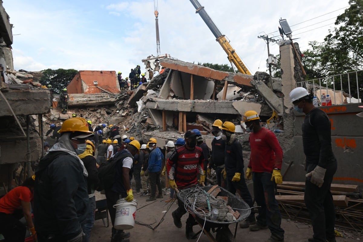 Bomberos buscan supervivientes entre los escombros de edificios colapsados tras un terremoto en Cali, Colombia, el 12 de agosto de 2026