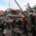Bomberos buscan supervivientes entre los escombros de edificios colapsados tras un terremoto en Cali, Colombia, el 12 de agosto de 2026
