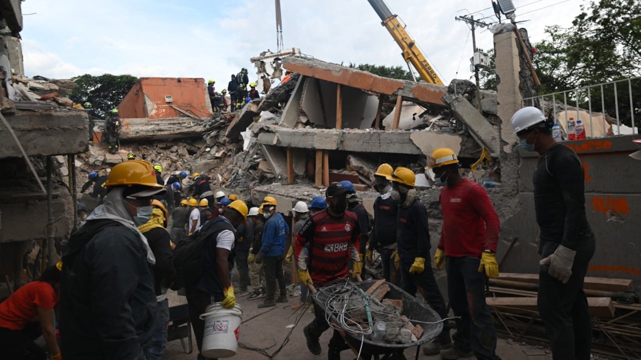 Bomberos buscan supervivientes entre los escombros de edificios colapsados tras un terremoto en Cali, Colombia, el 12 de agosto de 2026