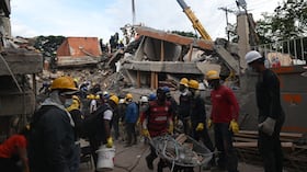 Bomberos buscan supervivientes entre los escombros de edificios colapsados tras un terremoto en Cali, Colombia, el 12 de agosto de 2026