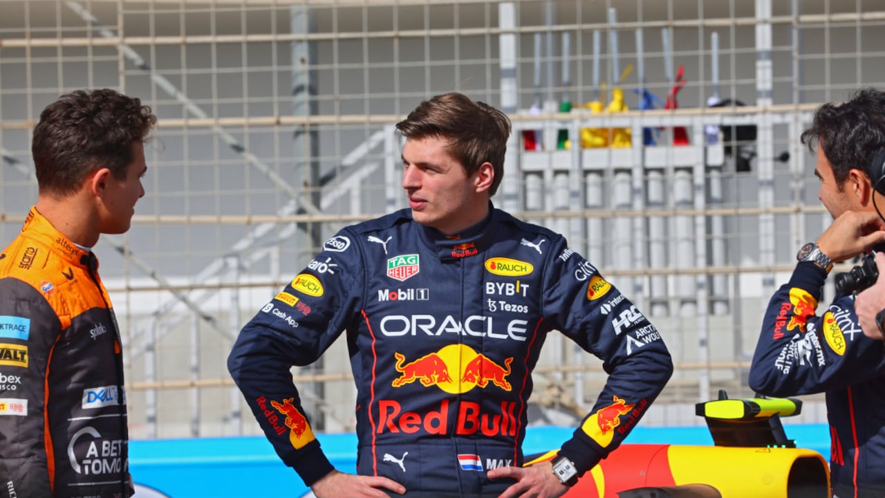 Red Bull's Dutch driver Max Verstappen (C) speaks with McLaren's British driver Lando Norris (L) and Red Bull's Mexican driver Sergio Perez during the first day of Formula One (F1) pre-season testing at the Bahrain International Circuit in the city of Sakhir on March 10, 2022.
AFP/Giuseppe CACACE